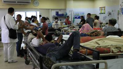 La sala tienen espacio para 12 pacientes, pero ayer habían más de 35.