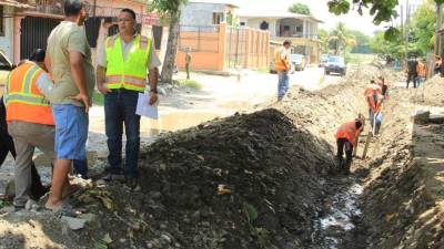 Armando Calidonio durante una supervisión en los trabajos del colector de la colonia Jesuralén.