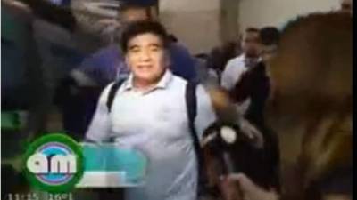 La cronista de AM, Pía Shaw, intentó hablar con Diego Maradona pero este le recriminó el reportaje que le realizó a su expareja, Verónica Ojeda, en mayo del año pasado, por lo que le dijo 'vos sos traidora'.