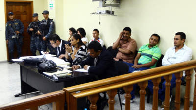 Los seis acusados tras sus defensores, al concluir la evacuación de pruebas en el juicio por el crimen de Alfredo Villatoro.