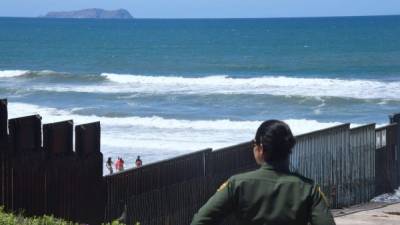 Una agente de la Patrulla Fronteriza vigila el muro que separa San Diego de Tijuana.