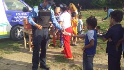 Los niños disfrutaron de la actividad de la Policía Nacional.