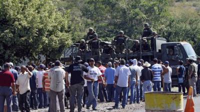 Las autodefensas se negaron a bajar las armas ante los elementos del Ejército.