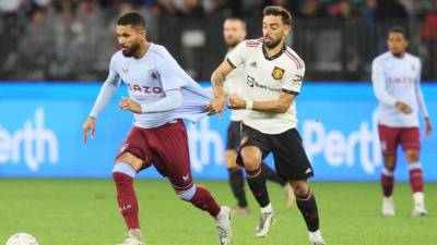 Bruno Fernandes del Manchester United en disputa de la pelota con el centrocampista Douglas Luiz del Aston Villa.