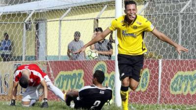 Ángel Tejeda celebrando uno de sus goles contra el Honduras Progreso. Foto Neptalí Romero