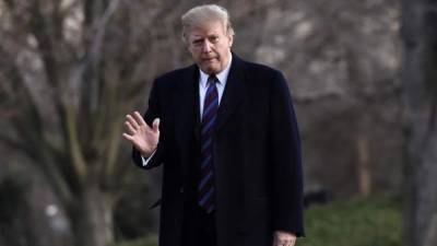 El presidente de EE.UU., Donald Trump , saluda tras llegar a la Casa Blanca este viernes. EFE