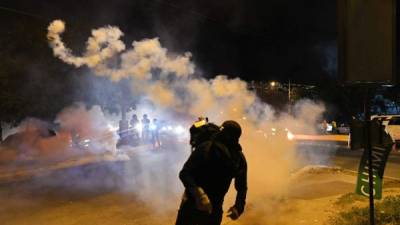 Los manifestantes lanzaron piedras, mientras la Policía los disuadió con gases lacrimónegos.
