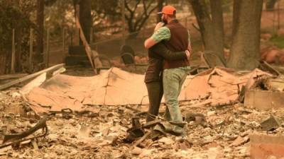 Los devastadores incendios en California redujeron a cenizas la comunidad de Paradise, hogar de más de 27,000 habitantes, y el lugar más afectado por las violentas llamas del Camp Fire, que los bomberos aún no han logrado extinguir.