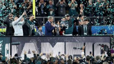 La figura de los Eagles, Nick Foles, recibió el trofeo Vince Lombardi tras ganar el Super Bowl 2018. Foto AFP