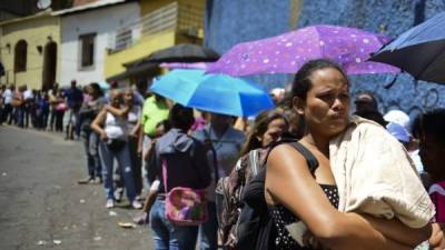 Venezuela enfrenta una severa crisis energética y también escasez de alimentos, largas filas hacen los ciudadanos para adquirir un producto. AFP