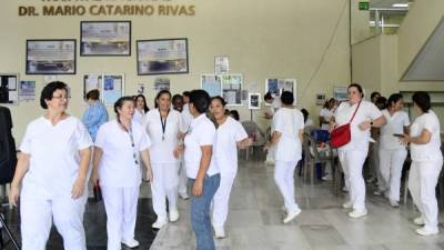 Ayer, desde las 6:00 am, las enfermeras afiliadas a la Aneeah retornaron a sus labores tras suspender una huelga de tres días.Foto Moisés Valenzuela.