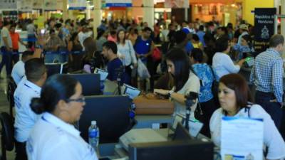 Por el aeropuerto Villeda Morales circulan más de un millón de viajeros al año. Foto: Melvin Cubas.
