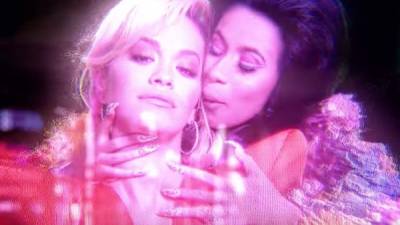 Rita Ora y Cardi B explotan en sensualidad en su nuevo video.