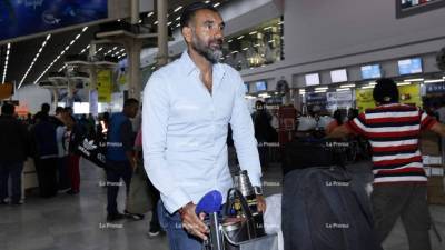 Robert Lima a su llegada al aeropuerto sampedrano Ramón Villeda Morales. Foto Neptalí Romero