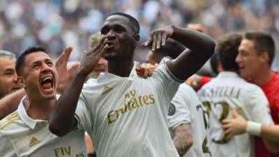 El colombiano Cristian Zapata le dio el empate al Milan ante el Inter. Foto AFP