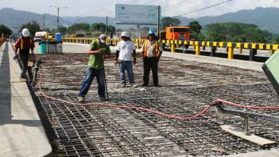 Las cuadrillas de trabajo colocan la varilla de soporte.