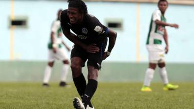 El delantero Carlo Costly al momento de la lesión. Foto Juan Salgado