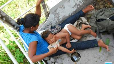 Una madre migrante centroamericana y su pequeño hijo viajando viajando en el tren La Bestia sobre el estado mexicano de Tabasco. EFE/ARCHIVO