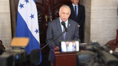 El presidente del Congreso Nacional, Mauricio Oliva, durante comparecencia de prensa.