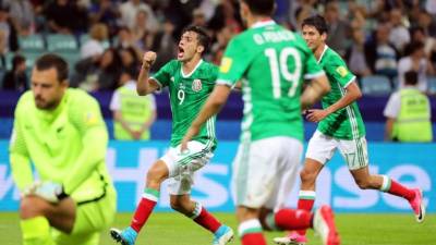 SOC01. SOCHI (RUSIA), 21/06/2017.- El mexicano Raul Jimenez (2i) celebra luego de anotar un gol durante un partido del grupo A de la Copa Confederaciones de la FIFA 2017 disputado entre México y Nueva Zelanda hoy, miércoles 21 de junio de 2017, en el estadio Fisht de la ciudad de Sochi (Rusia). EFE/Armando Babani