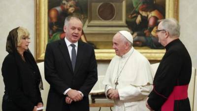 El papa Francisco (2d) se reúne con el presidente de Eslovaquia, Andrej Kiska (2i), hoy en el Vaticano. EFE