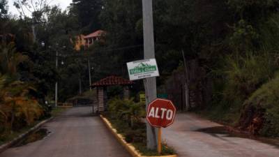 En esta elegante zona residencial vive la menor que invitó a su compañero a su fiesta de cumpleaños y que ahora este se encuentra delicado de salud.