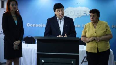 Gloria García, abogada de la Fenaduanah; José Raúl López, presidente, y Myriam McCormick, tesorera, dieron una conferencia de prensa en el Cohep.