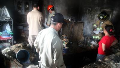 Elementos del Cuerpo de Bomberos ayudaron a contener el fuego.