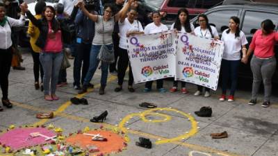 Un grupo de mujeres piden justicia por el asesinato de la ambientalista hondureña Berta Cáceres y 175 mujeres muertas en el país este año. AFP