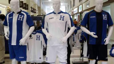 Diunsa ya tiene a la venta las camisetas de la Selección de Honduras. Foto Delmer Martínez