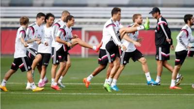 Los jugadores del Real Madrid en el entrenamiento de este lunes.