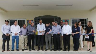 El embajador de España, Miguel Albero, corta la cinta de inauguración de Mhotivo junto con socios de la fundación y los alcaldes Armando Calidonio y Leopoldo Crivelli. Fotos: Amílcar Izaguirre.