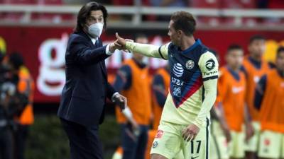 Francisco Córdova de América celebra su gol con su entrenador Santiago Solari. Foto EFE