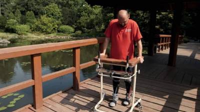 Los avances en la ciencia permitieron que este hombre que sufría de parálisis volviera a caminar después de someterse a una terapia pionera de trasplante de células de su cavidad nasal a la médula espinal.