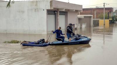 Un hombre es rescatado con la ayuda de una moto acuática en la localidad de Itapetinga, en el estado brasileño de Bahía, en el noreste del país. Hasta el domingo, las autoridades contabilizaban unos 18 muertos por causa de las inundaciones en la región.