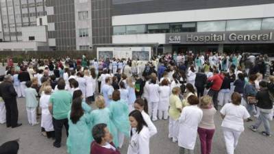 - Unos 200 trabajadores del hospital universitario La Paz se han concentrado hoy a las puertas del centro sanitario para pedir la dimisión de la ministra de Sanidad, Ana Mato, y del presidente de la Comunidad de Madrid, Ignacio González, y en solidaridad con su compañera infectada por el virus del Ébola. EFE