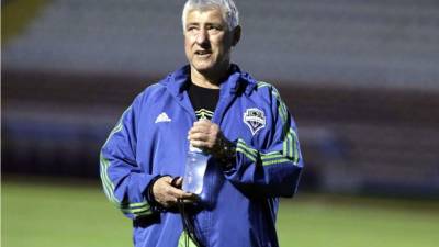Siegfried Schmid durante el reconocimiento del Seattle Sounders en el Nacional.