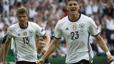 Mario Gómez marcó el único tanto del duelo. FOTO EFE.