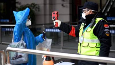 Varios países siguen los pasos de Wuhan y comienzan a levantar las restricciones de confinamiento pese a aumento de muertes por coronavirus en el mundo./AFP.