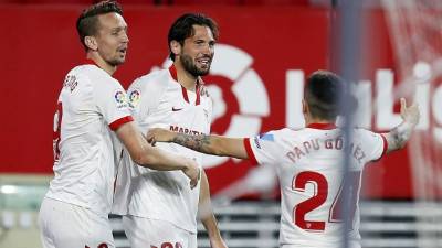 Franco 'Mudo' Vázquez celebrando su golazo con Luuk de Jong y 'Papu' Gómez. Foto EFE