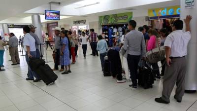Los pasajeros dentro del aerópuerto.