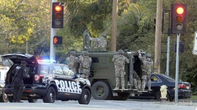 La Policía de San Bernardino (Estados Unidos) identificó hoy a un varón y una mujer que mantenían una relación sentimental y que han sido abatidos por las autoridades como presuntos autores del tiroteo que dejó 14 muertos y 17 heridos.