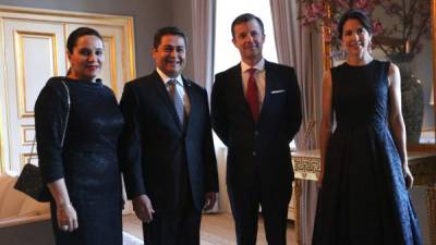 Los príncipes Federico y Mary de Dinamarca saludan a la pareja presidencial.