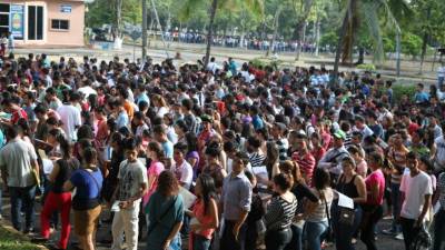 Aspirantes hacen fila para someterse a la prueba.