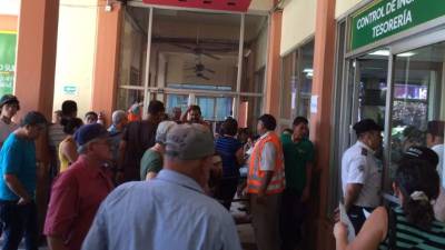 La tesorería de la alcaldía sampedrana está abarrotada esta mañana.