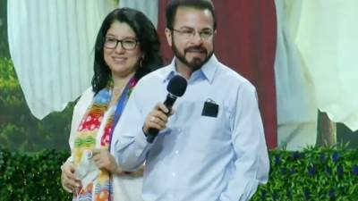 El pastor German Ponce y su esposa Elena López de Ponce lucieron muy contentos al dar la noticia frente a la congregación.
