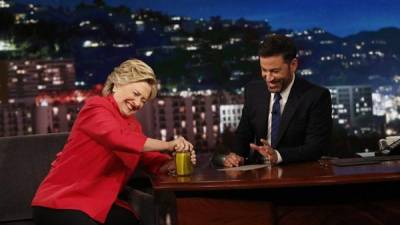 Hillary acudió al programa del comediante Jimmy Kimmel donde quiso probar que está en buenas condiciones de salud. Foto:ABC