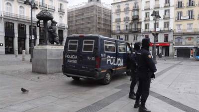 España amaneció este lunes con los militares y policías en las calles vacías, los comercios cerrados, salvo los de primera necesidad, y las carreteas de acceso a las grandes ciudades con muy poco tráfico, en el primer día laboral desde que el pasado sábado el Gobierno declaró el estado de alarma por la expansión del coronavirus.