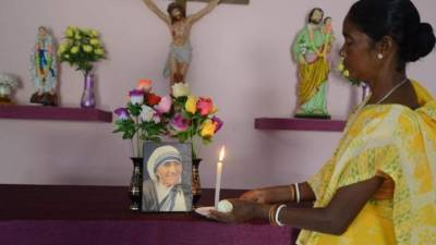 Monica Besra describe cómo la 'luz cegadora' de una fotografía de madre Teresa le curó el cáncer, según dice.