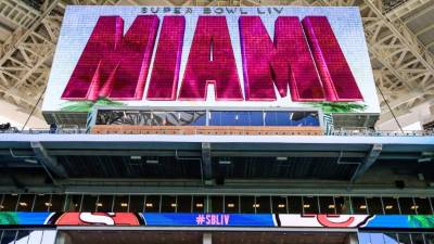Uno de los tableros de video se muestra durante una vista previa de los medios del Super Bowl . EFE